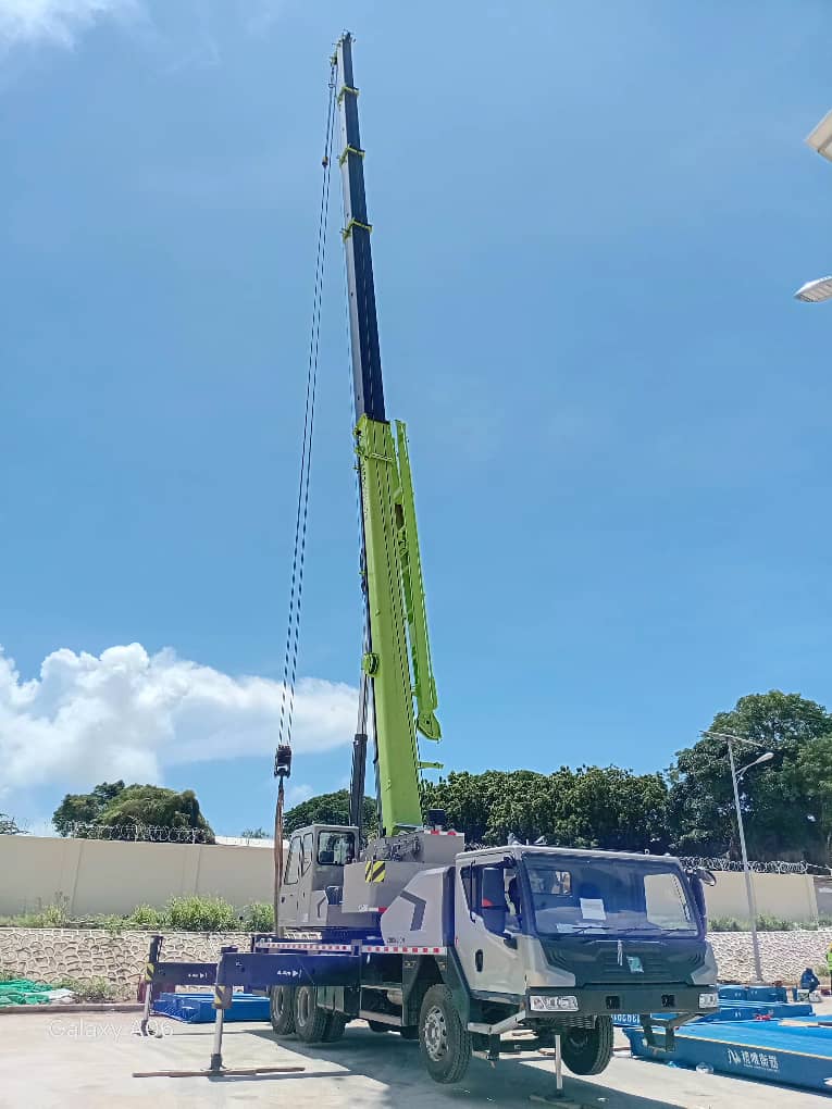 Mobile crane truck